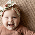 Afbeelding laden in Galerijviewer, Baby met Haarbandje Flora in bloemenprint
