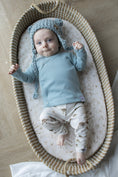 Afbeelding laden in Galerijviewer, Baby draagt overslagshirtje Zeeblauw