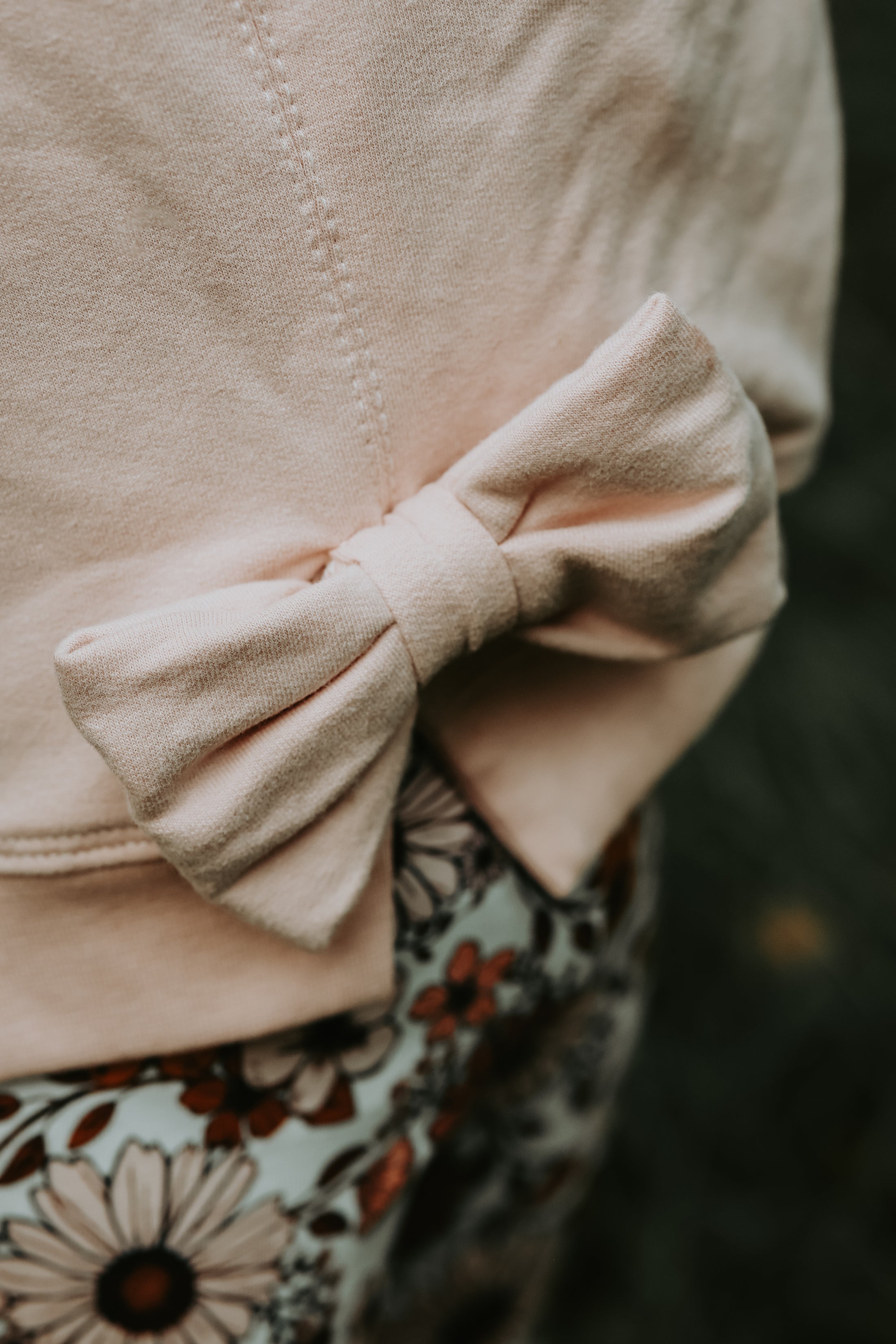 Detail van de strik aan de voorkant van de sweater