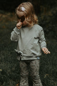 Afbeelding laden in Galerijviewer, Handmade sweater oudgroen met strikdetail
