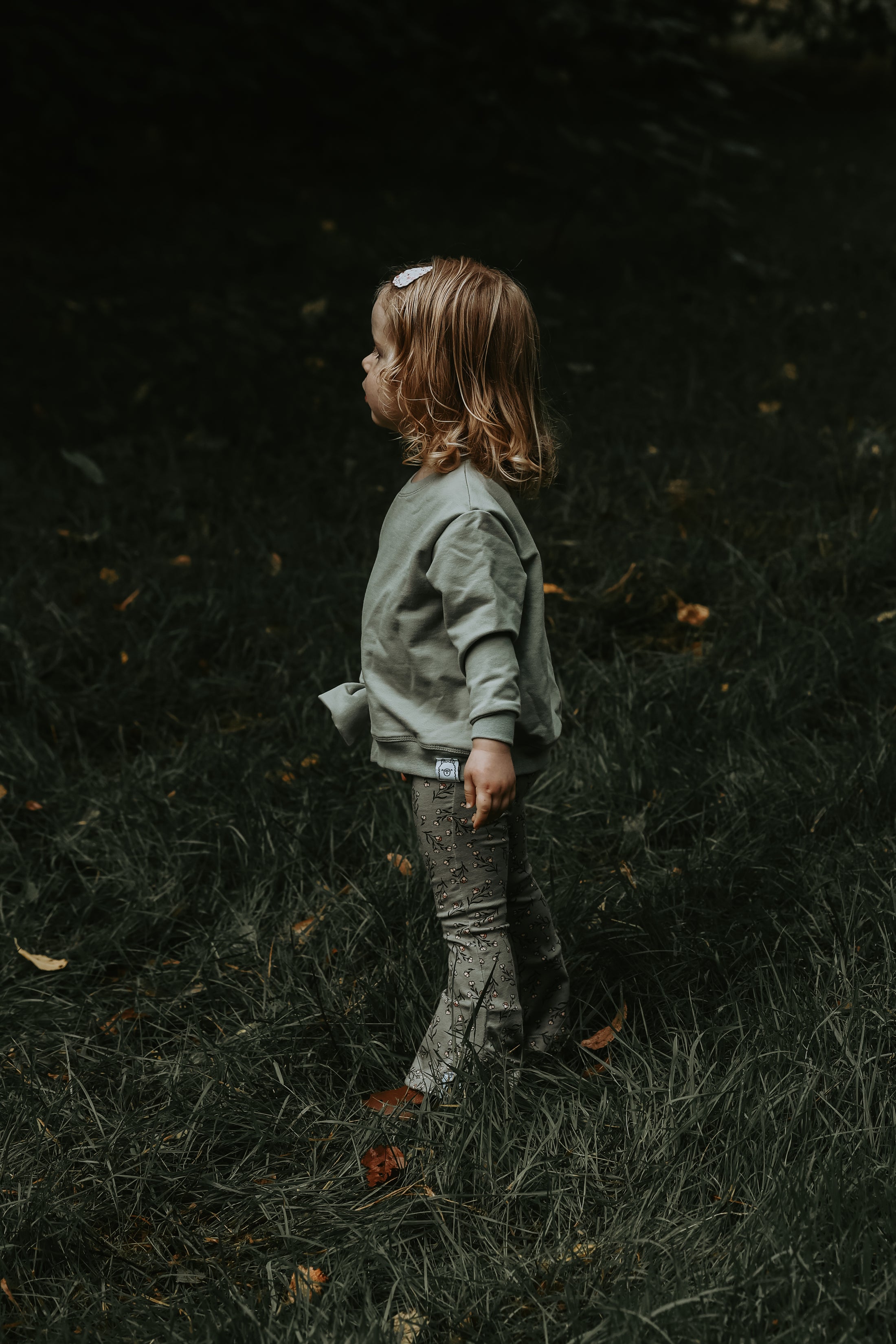 Flared Olive met subtiele bloemetjes – Noa&Djé