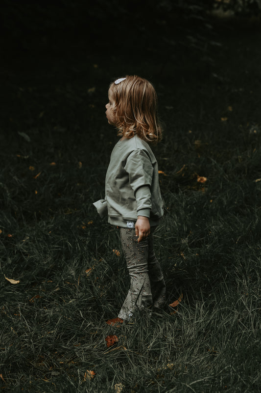 Flared Olive met subtiele bloemetjes – Noa&Djé
