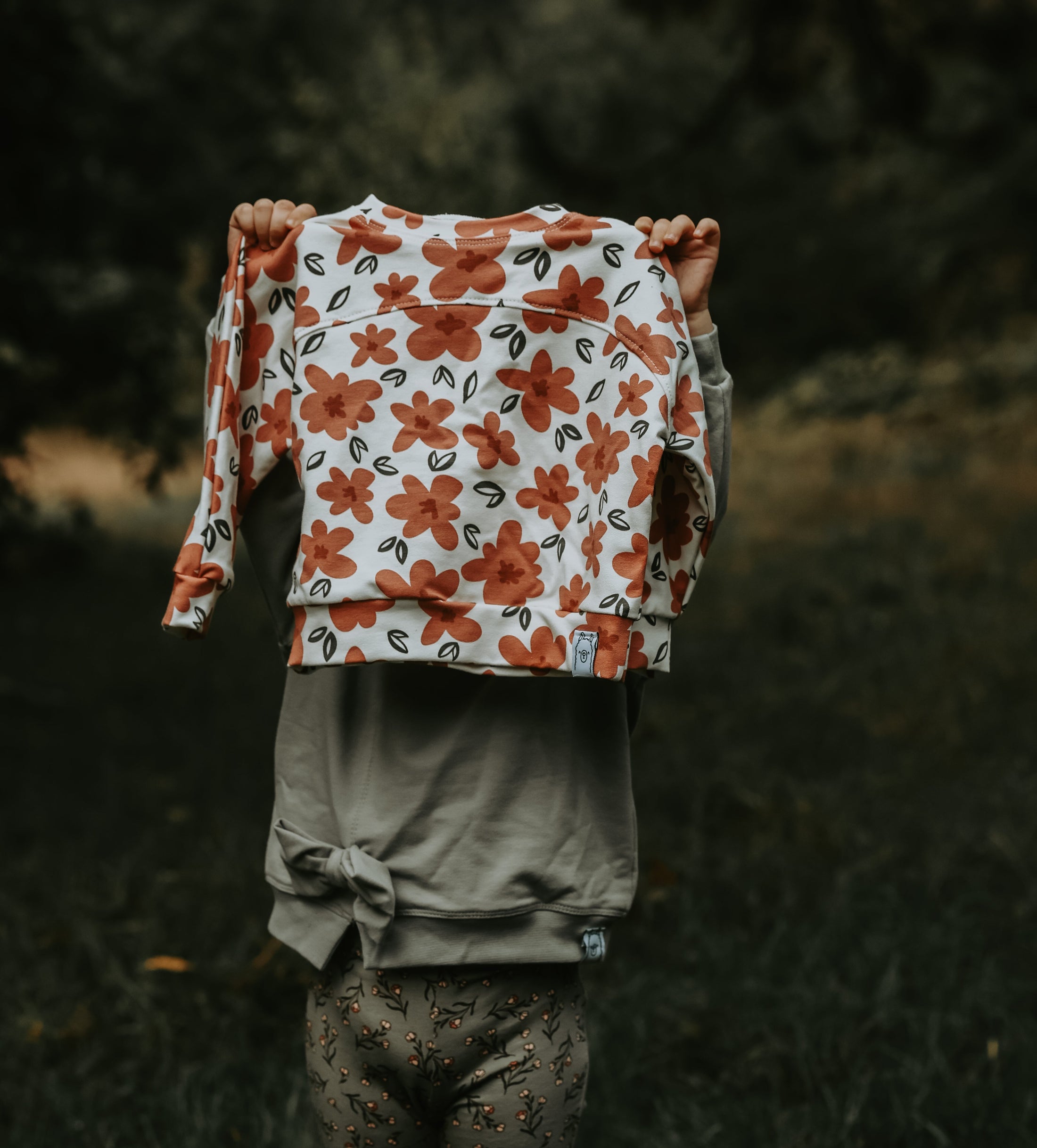 Handgemaakte sweater met vrolijke bloemenprint