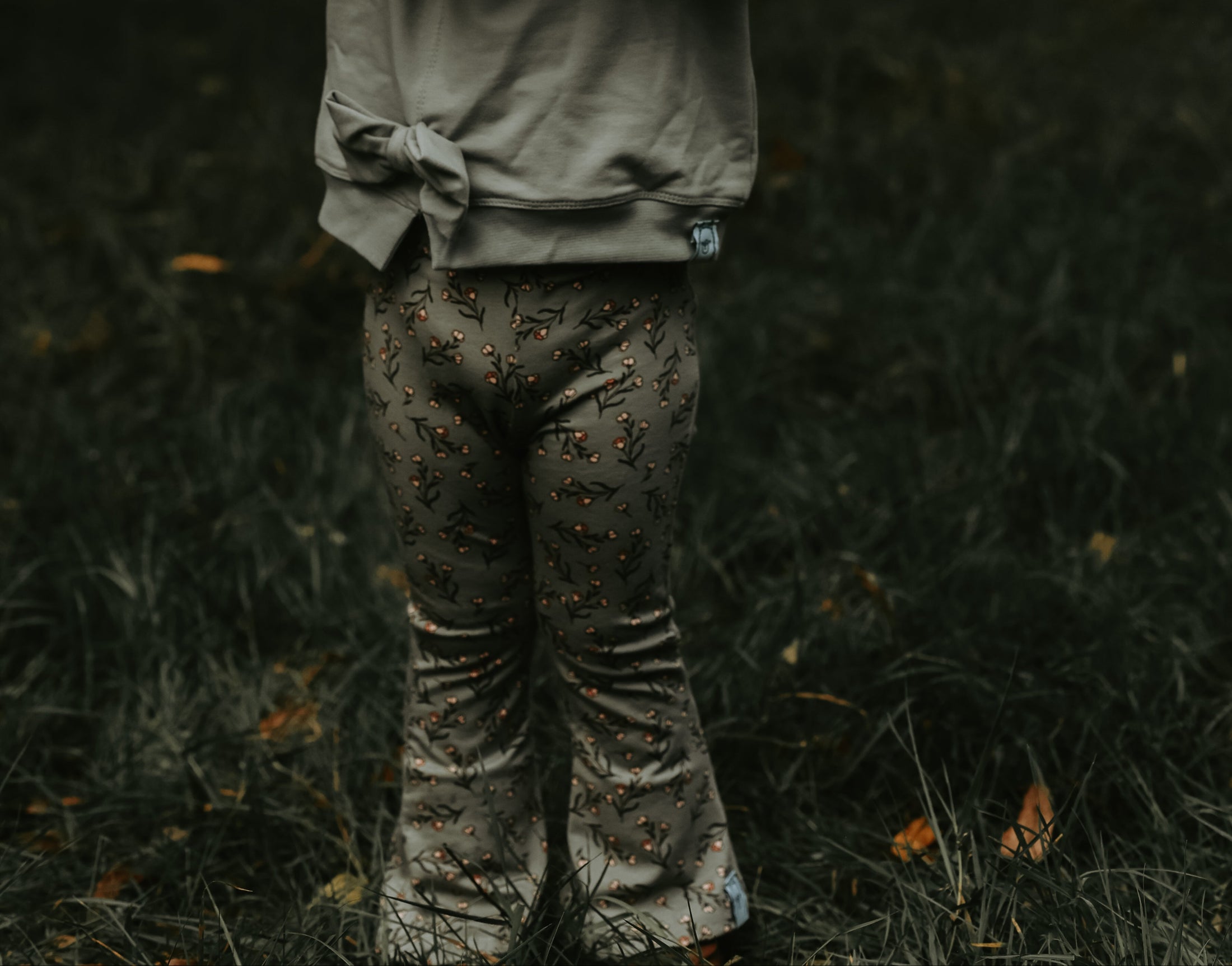 Kinderbroek flared model olijfgroen met print