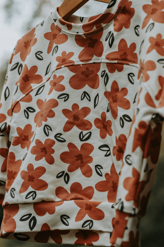 French Terry sweater Nina met bloemetjes close up