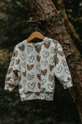 Afbeelding laden in Galerijviewer, Sweater Hearts –  kindertrui met bruine hartjes
