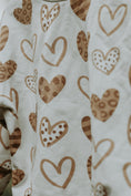 Afbeelding laden in Galerijviewer, Handgemaakte sweater met speelse hartjesprint close up
