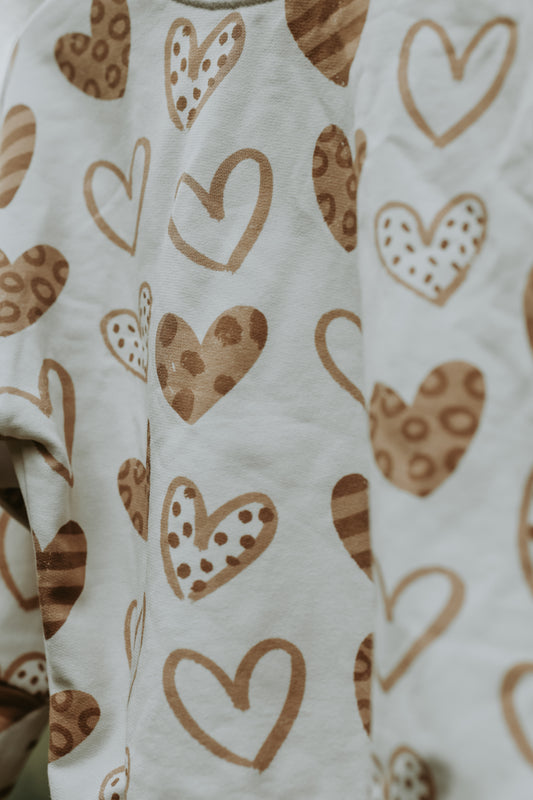 Handgemaakte sweater met speelse hartjesprint close up