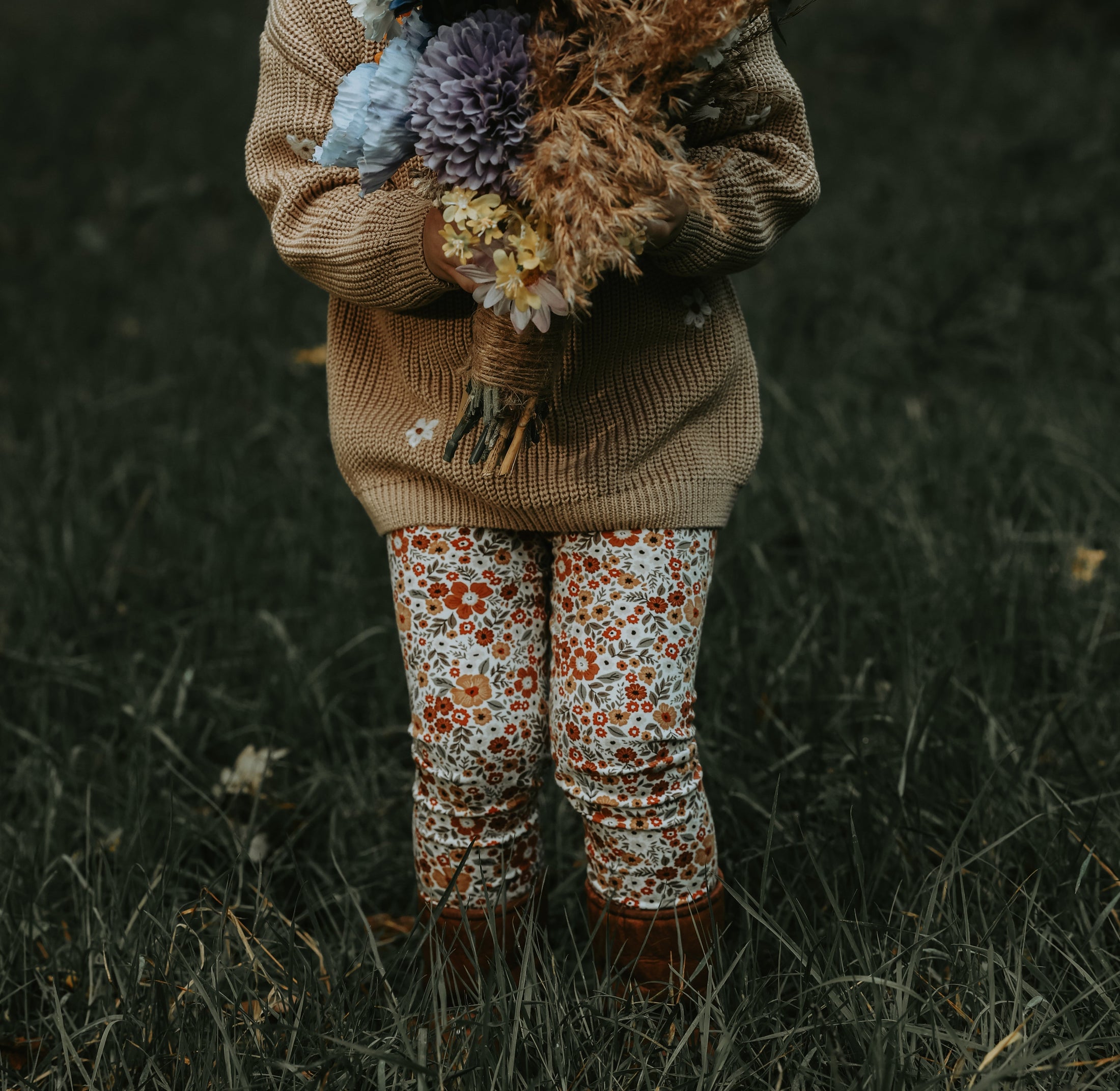 meisje draagt legging Autumn Vibes in warme tinten