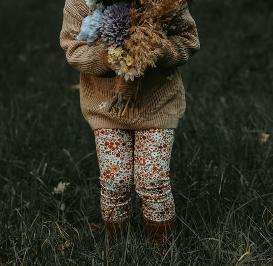 meisje draagt legging Autumn Vibes in warme tinten
