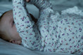 Afbeelding laden in Galerijviewer, Baby overslagshirt wit met roze en paarse bloemetjes
