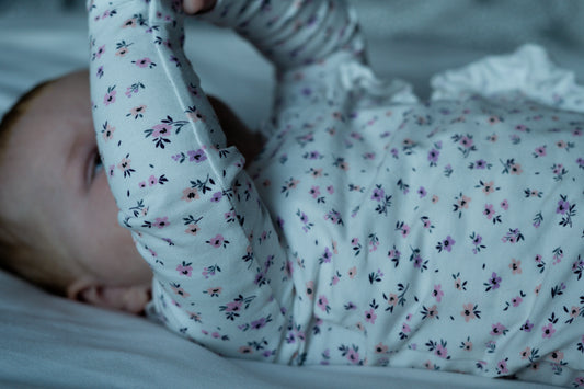 Baby overslagshirt wit met roze en paarse bloemetjes