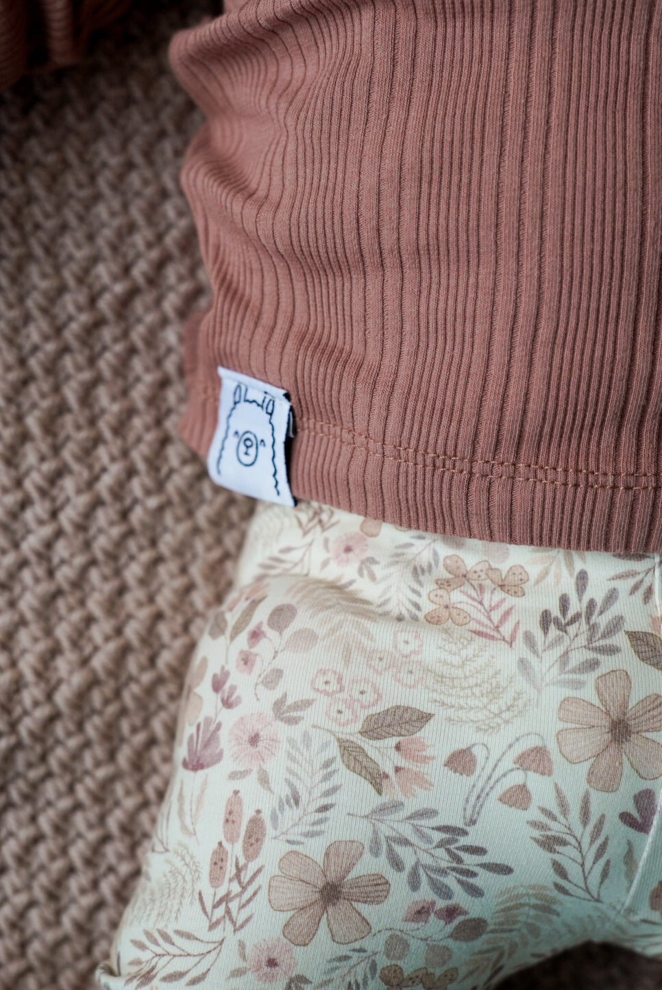 Handgemaakt baby overslagshirtje in zachte klei roze tint