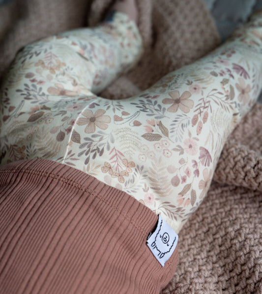 Newborn broekje met pastel bloemenprint