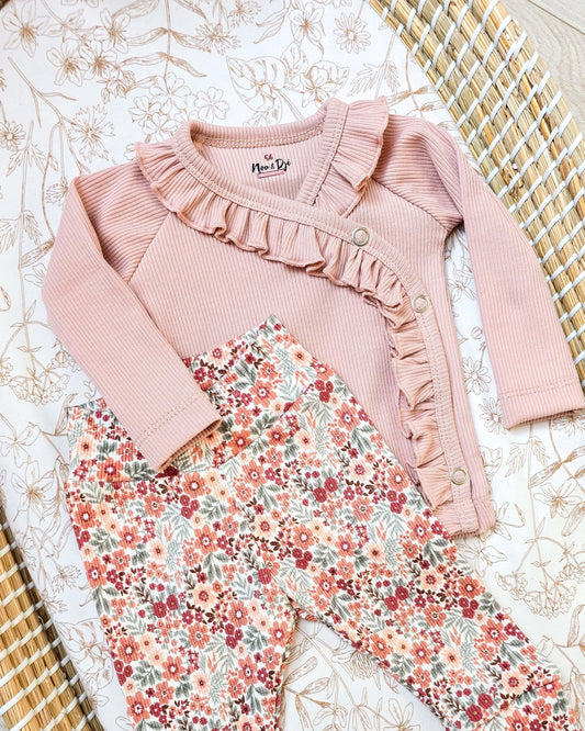 Overslagshirtje nude roze met ruffle – Noa&Djé