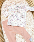 Afbeelding laden in Galerijviewer, Overslag Ruffle Blossom babyshirtje met bloemetjes – Noa&Djé
