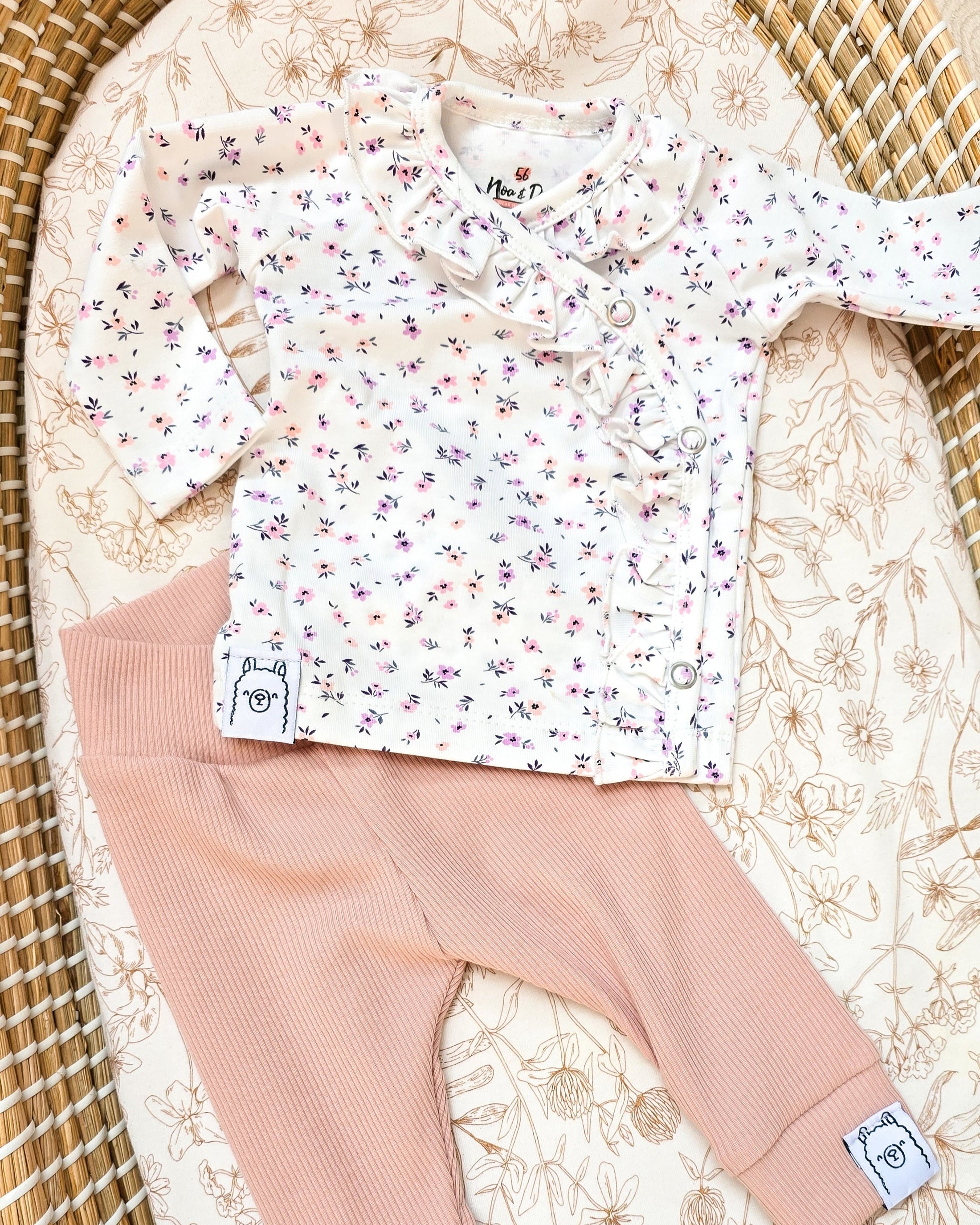 Overslag Ruffle Blossom babyshirtje met bloemetjes – Noa&Djé