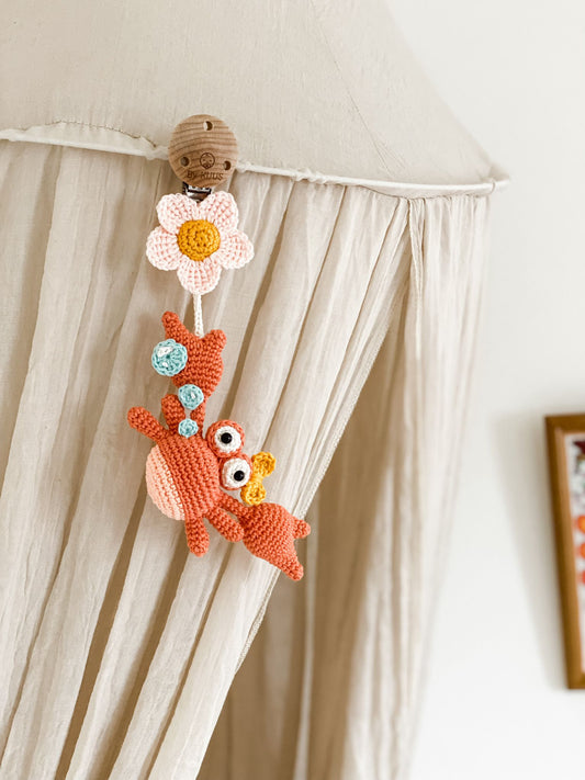 Haakpatroon Krab Karel – een vrolijk babyaccessoire om zelf te maken