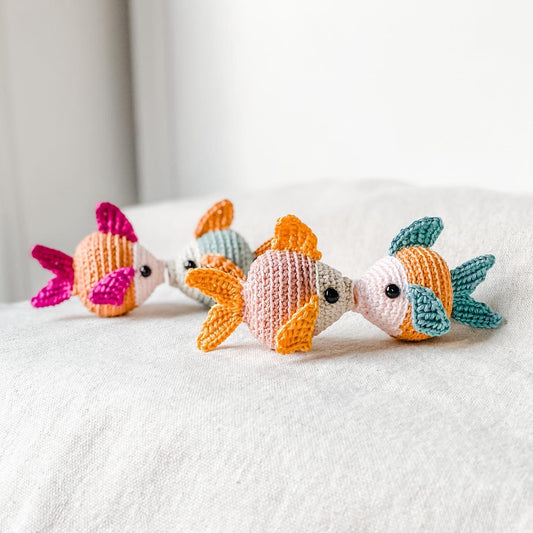 Haakpatroon Visje – vrolijk zeevriendje voor wagenhanger of boxmobiel