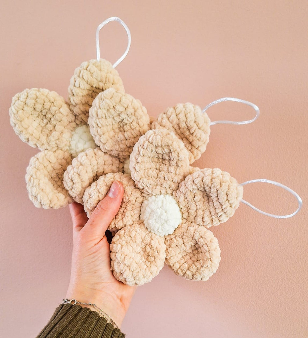acht gehaakt bloemspeenknuffeltje in beige velvetgaren met lusje, handgemaakt door Madelientje, authentiek en puur in stijl.