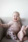 Afbeelding laden in Galerijviewer, Handmade babyshirtje nude roze ribstof met ruffle
