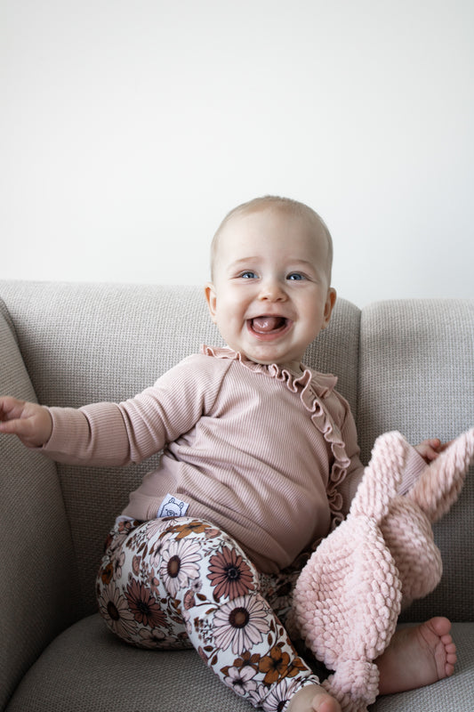Handmade babyshirtje nude roze ribstof met ruffle