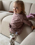 Afbeelding laden in Galerijviewer, Kindertrui mauve met strikdetail
