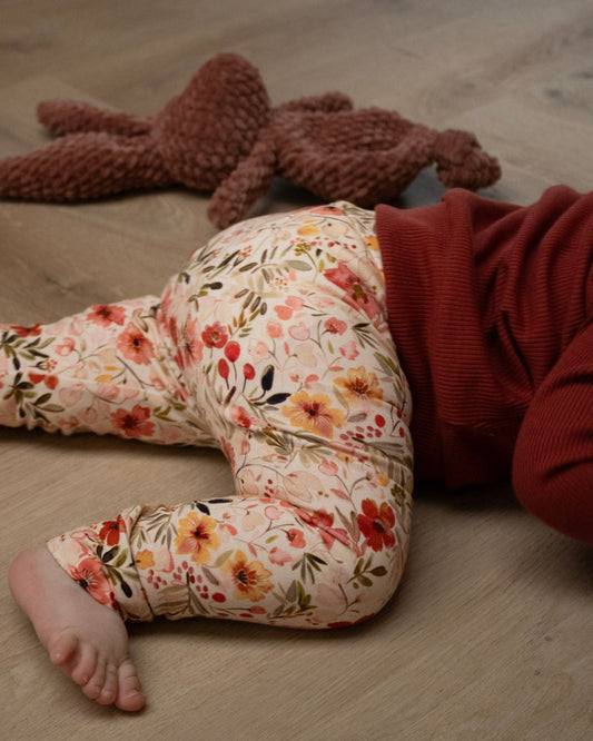 Handmade babybroekje zonder elastiek in rood bloemendesign