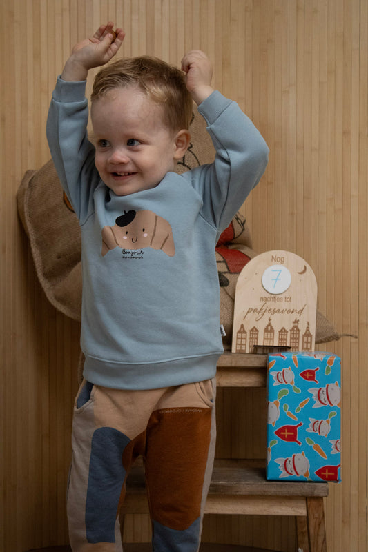 Zachte comfy jongenssweater in blauw met croissant opdruk