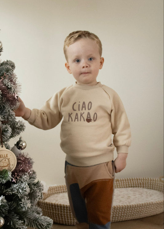 Jongen in trui met Ciao Kakao in beige
