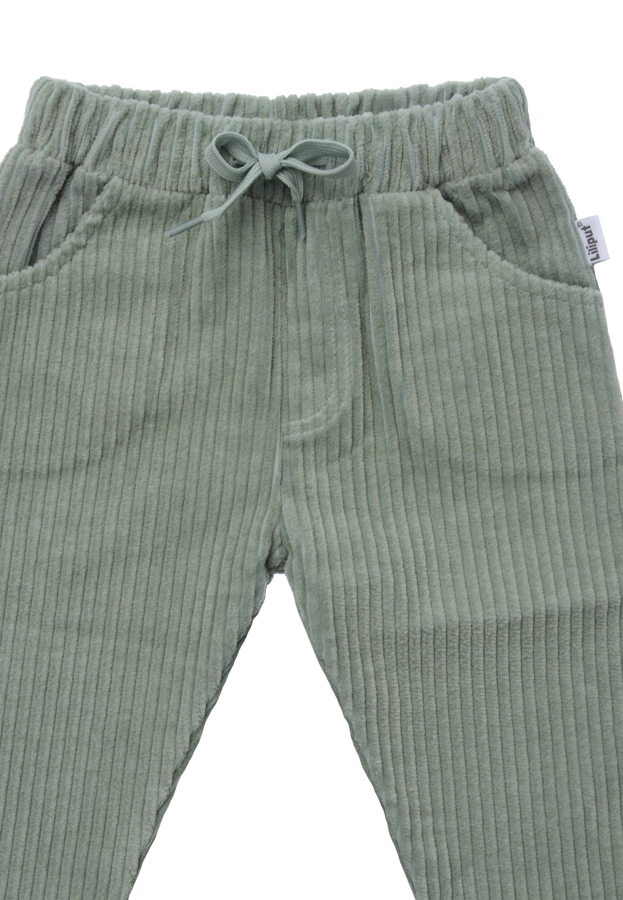 Detail van Liliput rib babybroek in sage green met fijne stretch en zachte structuur.