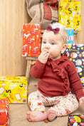 Afbeelding laden in Galerijviewer, Handmade overslagshirt roestkleur ribstof met ruffle
