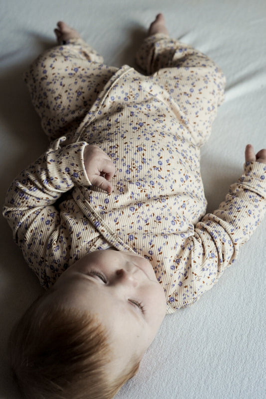 Baby in rib boxpakje met Blue Ditsy bloemenprint en overslagsluiting