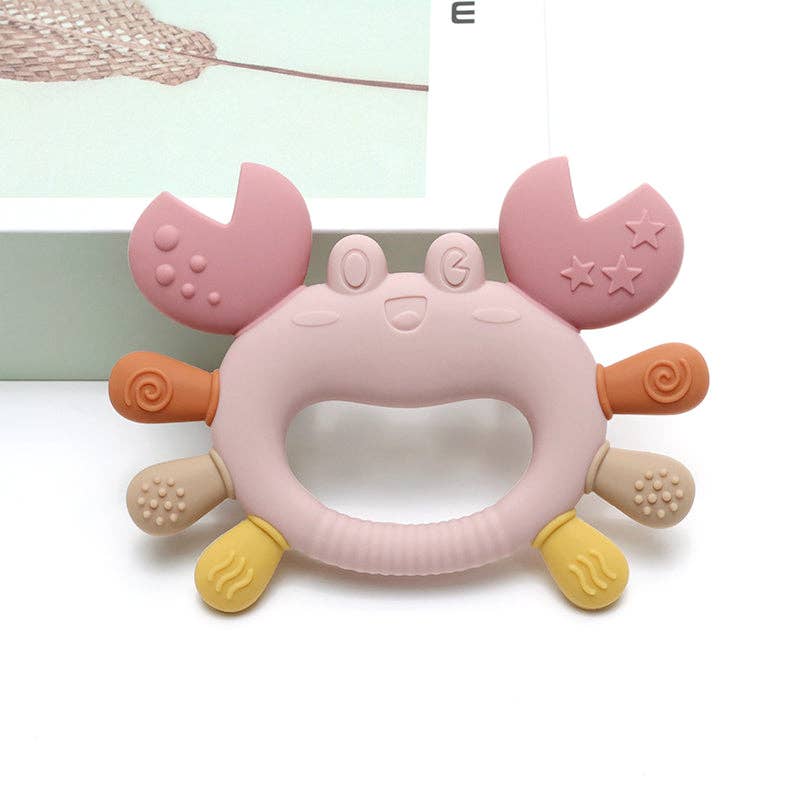 Roze siliconen bijtring in de vorm van een krab voor baby's met doorkomende tandjes.