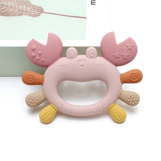Roze siliconen bijtring in de vorm van een krab voor baby's met doorkomende tandjes.