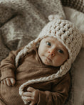 Afbeelding laden in Galerijviewer, Baby met grof gehaakte berenmuts créme
