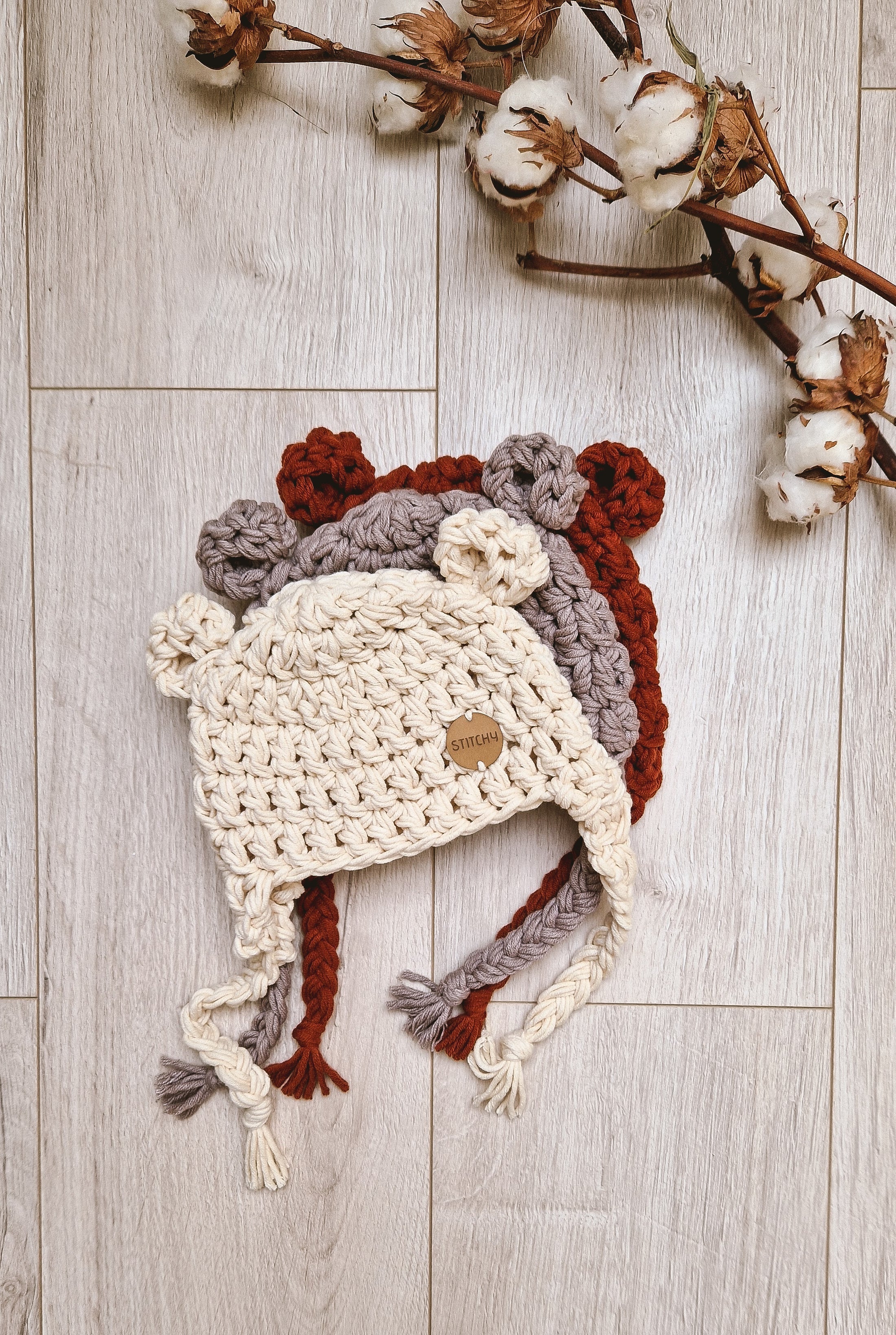 Gehaakte berenmuts in kleuren créme, warm taupe en brick